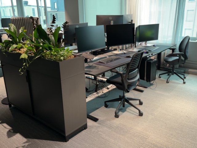 1548333-2 Kontorsmöblemang och elektronikenheter för fyra arbetsplatser - Dell / HÅG / Steelcase / Svenheim