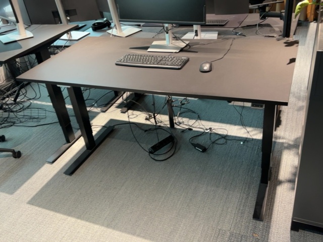 1548333-4 Kontorsmöblemang och elektronikenheter för fyra arbetsplatser - Dell / HÅG / Steelcase / Svenheim