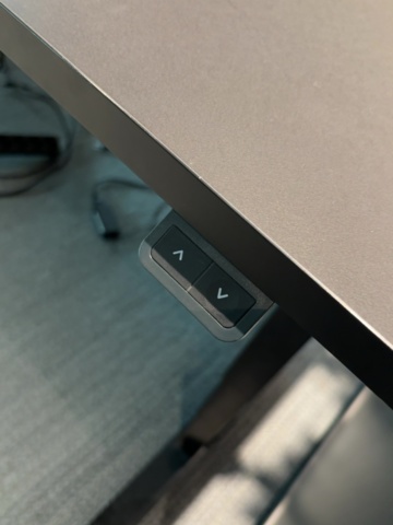 1548333-5 Kontorsmöblemang och elektronikenheter för fyra arbetsplatser - Dell / HÅG / Steelcase / Svenheim