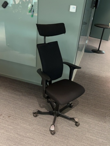 1548333-6 Kontorsmöblemang och elektronikenheter för fyra arbetsplatser - Dell / HÅG / Steelcase / Svenheim