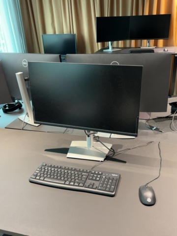 1548333-8 Kontorsmöblemang och elektronikenheter för fyra arbetsplatser - Dell / HÅG / Steelcase / Svenheim
