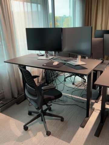 1548333-10 Kontorsmöblemang och elektronikenheter för fyra arbetsplatser - Dell / HÅG / Steelcase / Svenheim