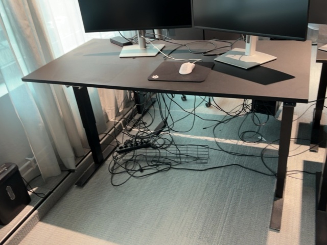 1548333-11 Kontorsmöblemang och elektronikenheter för fyra arbetsplatser - Dell / HÅG / Steelcase / Svenheim