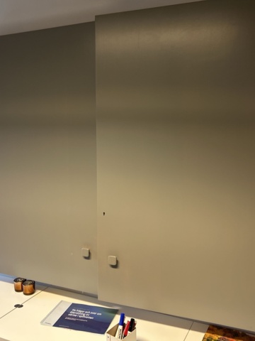 1545116-20 Konferensinredning - Bord, stolar, whiteboard, m.m.