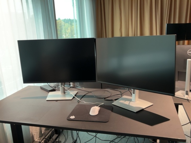 1548333-13 Kontorsmöblemang och elektronikenheter för fyra arbetsplatser - Dell / HÅG / Steelcase / Svenheim