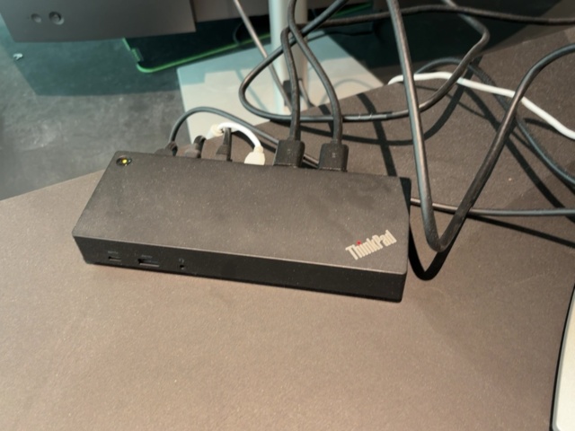 1548333-16 Kontorsmöblemang och elektronikenheter för fyra arbetsplatser - Dell / HÅG / Steelcase / Svenheim