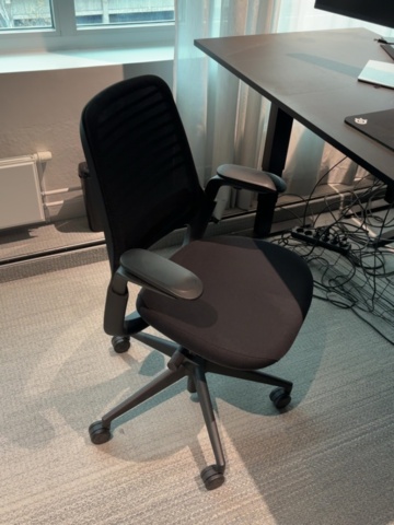 1548333-18 Kontorsmöblemang och elektronikenheter för fyra arbetsplatser - Dell / HÅG / Steelcase / Svenheim