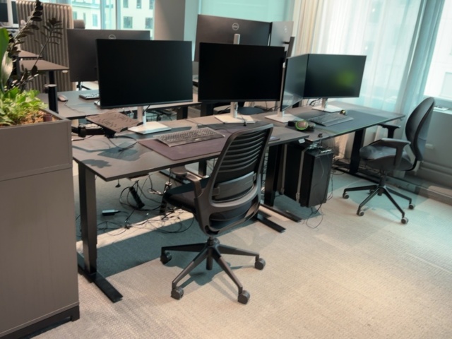 1548333-25 Kontorsmöblemang och elektronikenheter för fyra arbetsplatser - Dell / HÅG / Steelcase / Svenheim