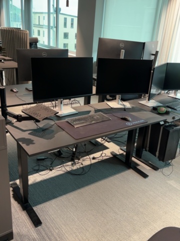 1548333-26 Kontorsmöblemang och elektronikenheter för fyra arbetsplatser - Dell / HÅG / Steelcase / Svenheim