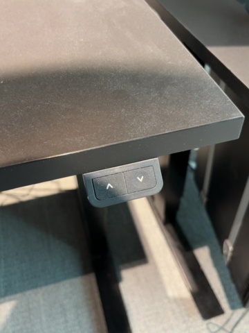 1548333-27 Kontorsmöblemang och elektronikenheter för fyra arbetsplatser - Dell / HÅG / Steelcase / Svenheim