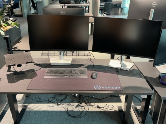 1548333-28 Kontorsmöblemang och elektronikenheter för fyra arbetsplatser - Dell / HÅG / Steelcase / Svenheim