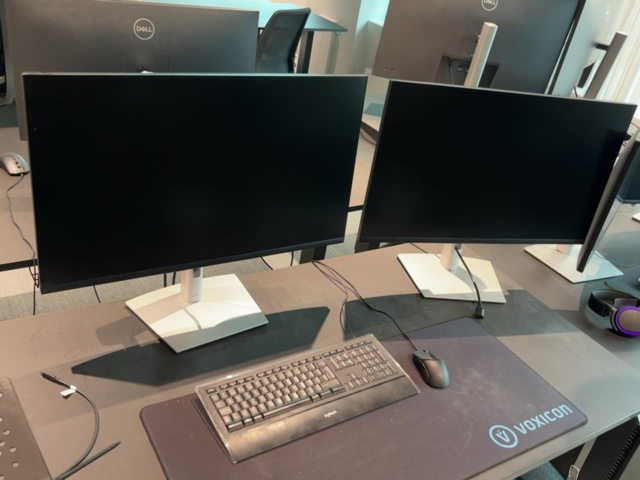 1548333-30 Kontorsmöblemang och elektronikenheter för fyra arbetsplatser - Dell / HÅG / Steelcase / Svenheim