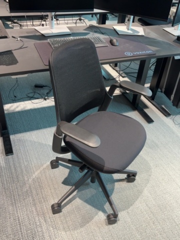 1548333-32 Kontorsmöblemang och elektronikenheter för fyra arbetsplatser - Dell / HÅG / Steelcase / Svenheim