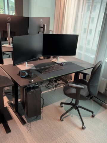 1548333-33 Kontorsmöblemang och elektronikenheter för fyra arbetsplatser - Dell / HÅG / Steelcase / Svenheim