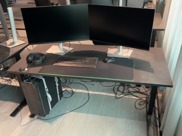 1548333-34 Kontorsmöblemang och elektronikenheter för fyra arbetsplatser - Dell / HÅG / Steelcase / Svenheim