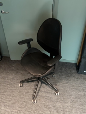 1548333-39 Kontorsmöblemang och elektronikenheter för fyra arbetsplatser - Dell / HÅG / Steelcase / Svenheim