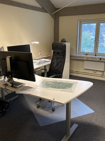 1545117-2 Kontorsinredning - Skrivbord, skärmar, whiteboard, m.m.