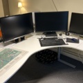 1545117-4 Kontorsinredning - Skrivbord, skärmar, whiteboard, m.m.