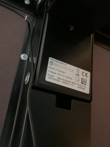 1548334-4 Kontorsarbetsplats med 2 st monitorer, elektriskt skrivbord m.m.