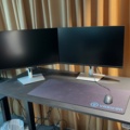 1548334-5 Kontorsarbetsplats med 2 st monitorer, elektriskt skrivbord m.m.