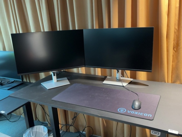 1548334-5 Kontorsarbetsplats med 2 st monitorer, elektriskt skrivbord m.m.