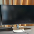 1548334-6 Kontorsarbetsplats med 2 st monitorer, elektriskt skrivbord m.m.