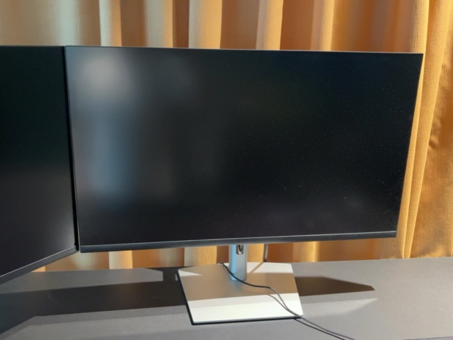 1548334-6 Kontorsarbetsplats med 2 st monitorer, elektriskt skrivbord m.m.