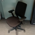 1548334-9 Kontorsarbetsplats med 2 st monitorer, elektriskt skrivbord m.m.