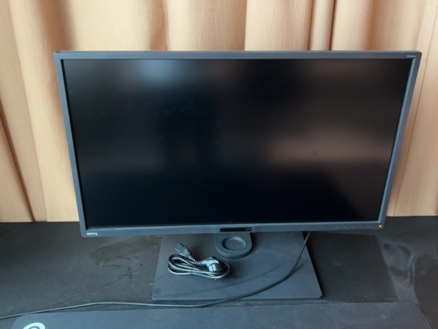 1548335-6 Kontorsarbetsplats med höj- och sänkbart skrivbord, monitor m.m. - HÅG m.fl