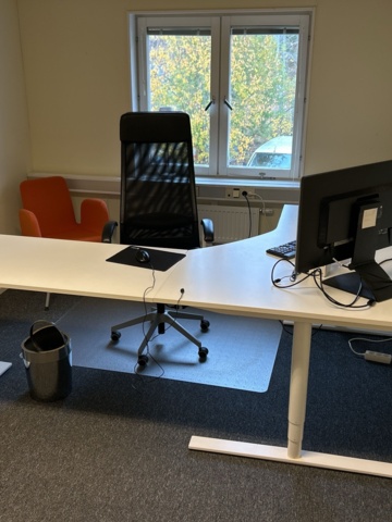 1545118-1 Kontorsinredning - Skrivbord, stolar, skärm, m.m.