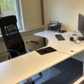 1545118-2 Kontorsinredning - Skrivbord, stolar, skärm, m.m.
