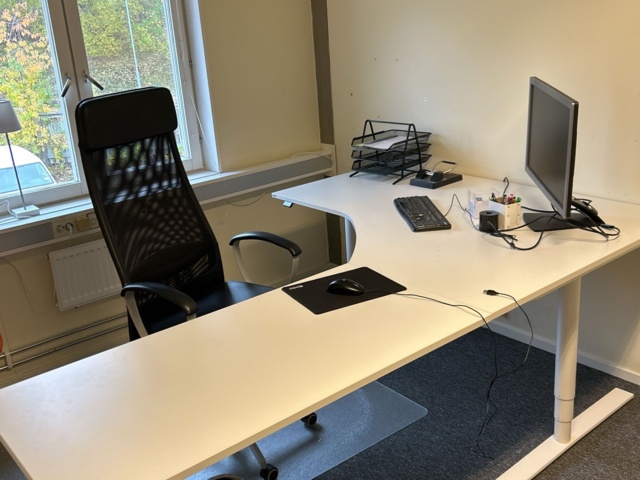 1545118-2 Kontorsinredning - Skrivbord, stolar, skärm, m.m.