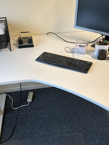 1545118-4 Kontorsinredning - Skrivbord, stolar, skärm, m.m.