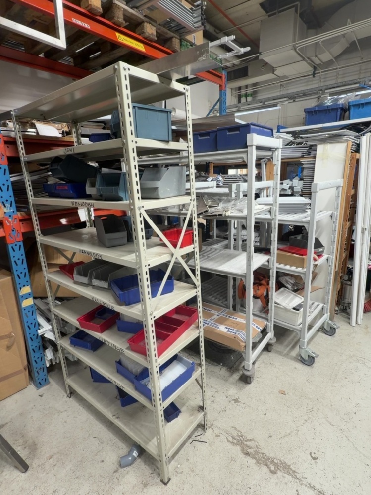 1575081-1 4st hyllsektioner med innehåll