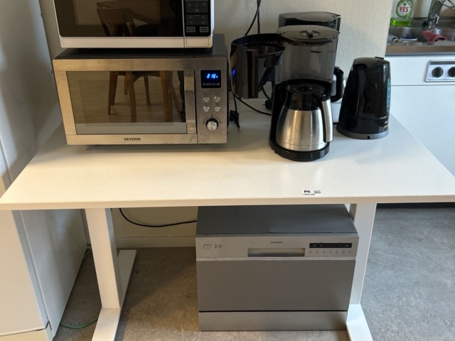 1545120-1 Husgeråd - Mikrovågsugnar, kaffebryggare, tallrikar, m.m.