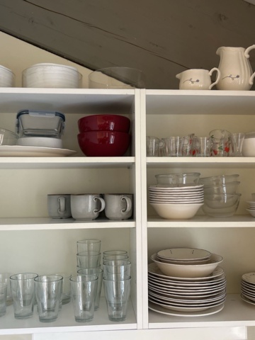 1545120-3 Husgeråd - Mikrovågsugnar, kaffebryggare, tallrikar, m.m.