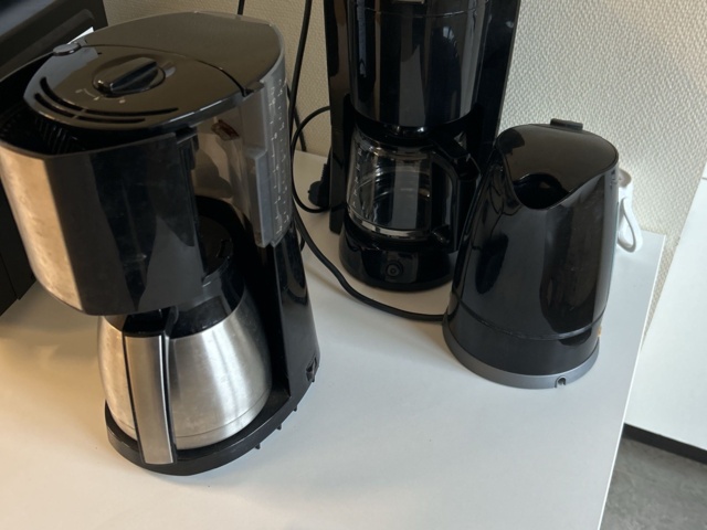 1545120-6 Husgeråd - Mikrovågsugnar, kaffebryggare, tallrikar, m.m.