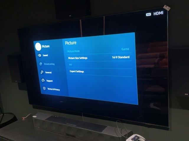 1548339-15 Smart-TV 85” Samsung - med specialbyggd mediamöbel