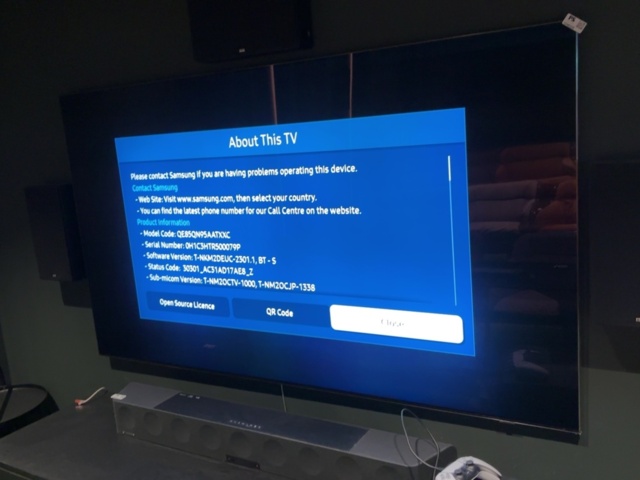 1548339-4 Smart-TV 85” Samsung - med specialbyggd mediamöbel