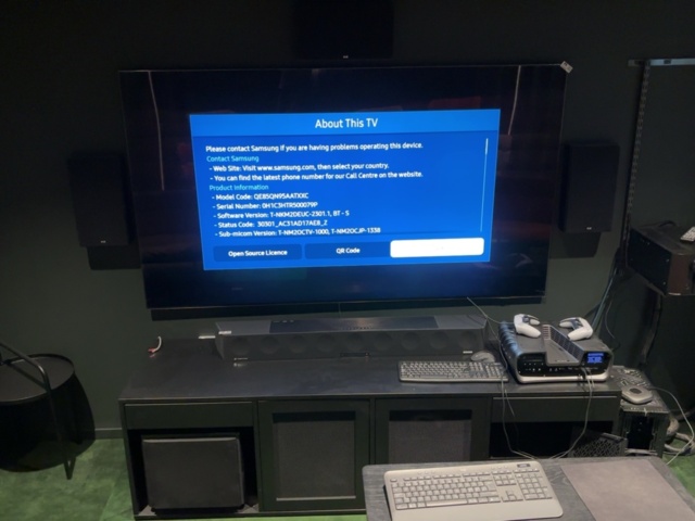 1548339-1 Smart-TV 85” Samsung - med specialbyggd mediamöbel