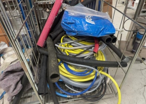 Samling slangar och kablar
