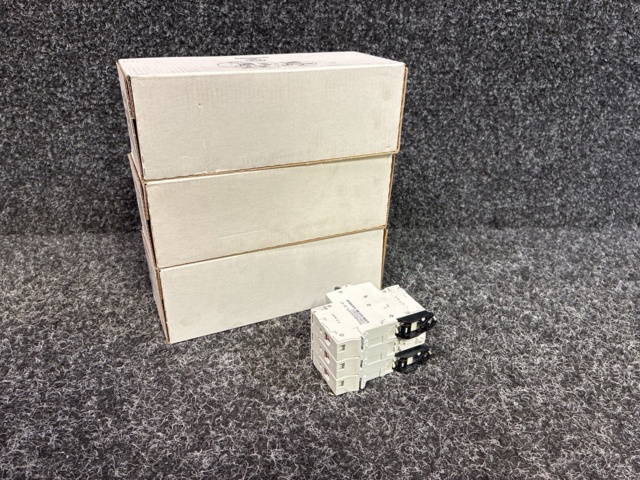 1602657-2 12 st Automatsäkring AEG 3P C16 400V