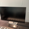 1548348-10 Studioutrustning, höj- och sänkbara skrivbord, akustikpaneler m.m.