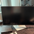 1548348-13 Studioutrustning, höj- och sänkbara skrivbord, akustikpaneler m.m.