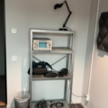 1548348-50 Studioutrustning, höj- och sänkbara skrivbord, akustikpaneler m.m.