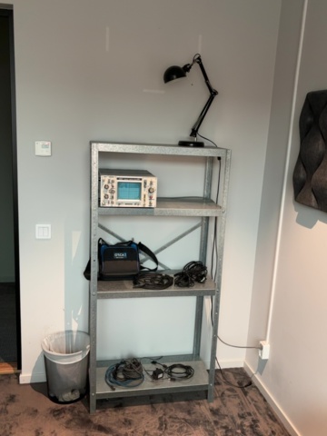 1548348-50 Studioutrustning, höj- och sänkbara skrivbord, akustikpaneler m.m.