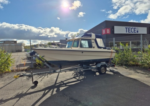 Hyttbåt Uttern 5000MC 50HK Yamaha 4T 80/kmh Trailer