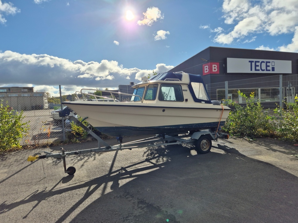 1566807-1 Hyttbåt Uttern 5000MC 50HK Yamaha 4T 80/kmh Trailer
