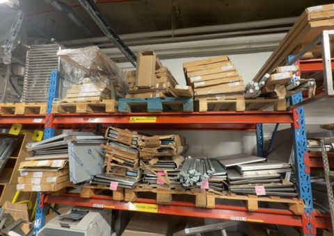 Stor samling med plåthyllor - Rostfritt, stål, trä