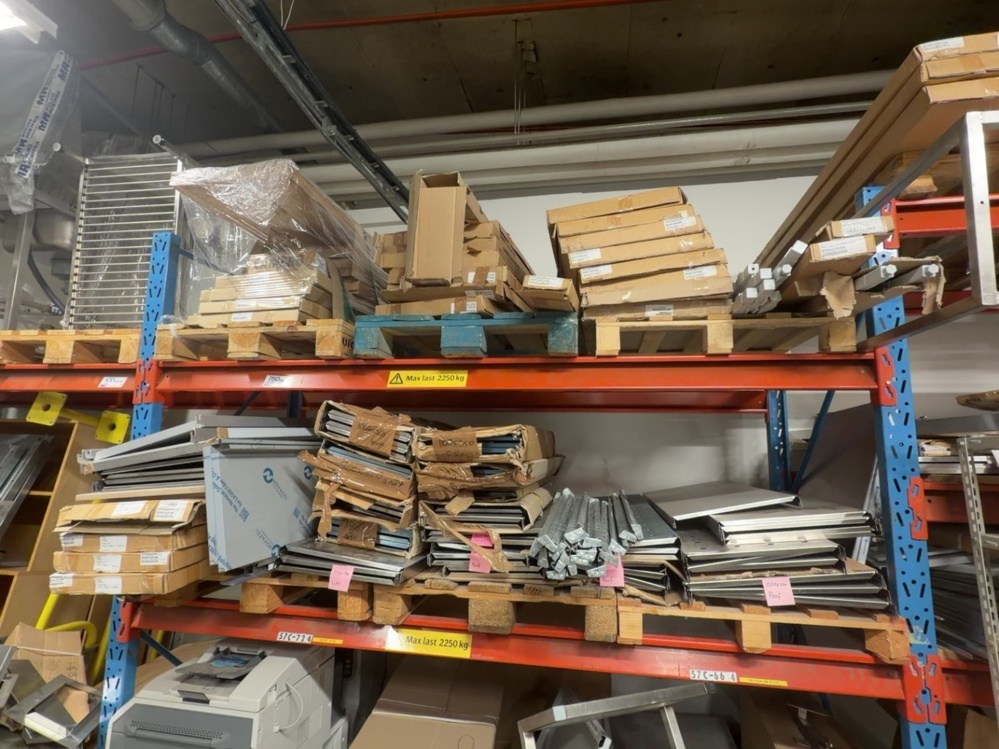 1575080-1 Stor samling med plåthyllor - Rostfritt, stål, trä